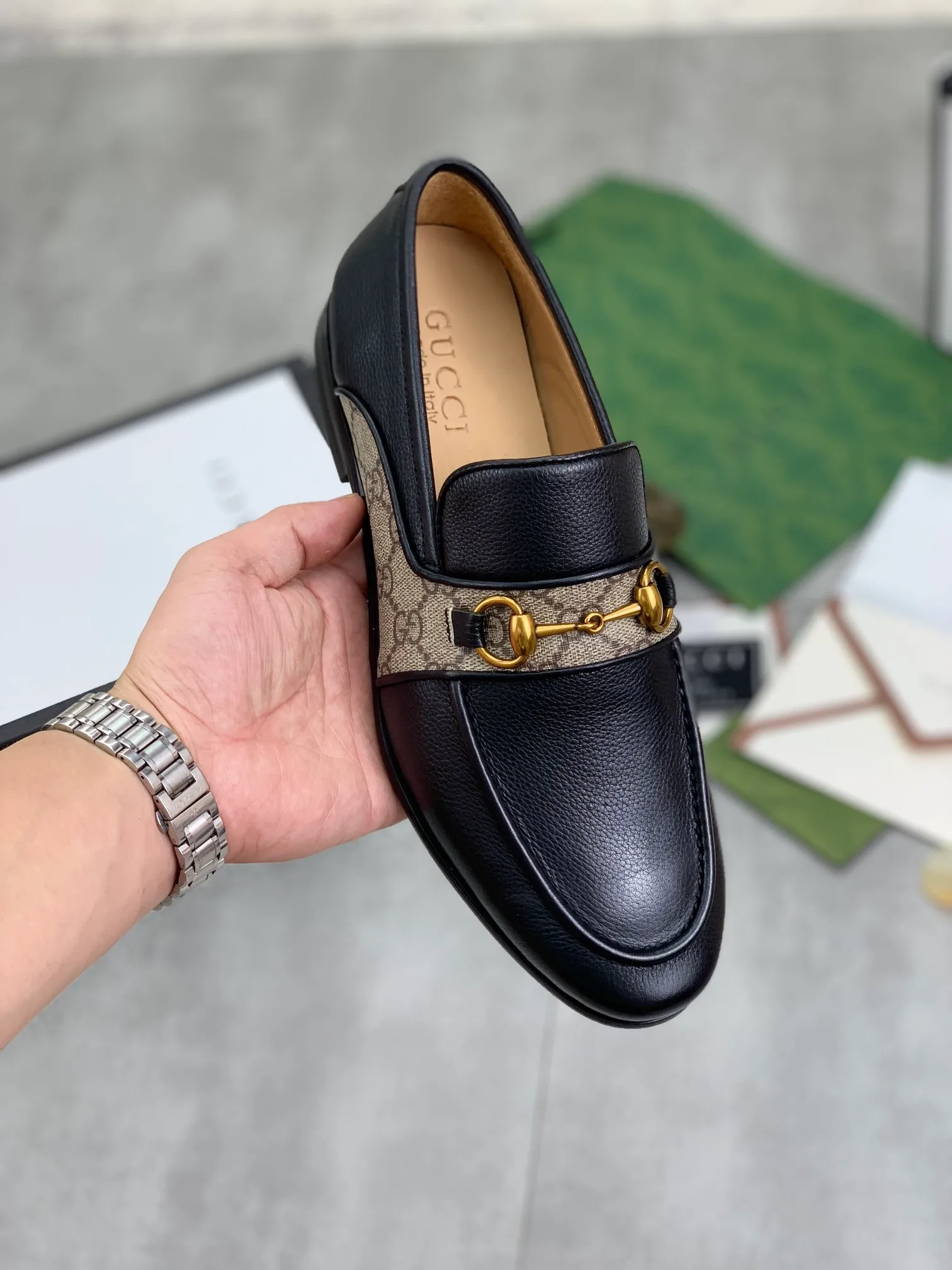 Men's shoes 💰P580 💰[New model] Genuine leather outsole series 🆘Water-dyed cow lining [GUCCI] Gucci leather shoes, top purchasing men's 2023 counters are on sale simultaneously, top-grade original calfskin imported from Italy ➕ first-layer cowhide lining) original factory special original sole, fine workmanship, impeccable 👍 You can go in and out of the counter at will; the real thing is super beautiful, code number: 38 to 45 black Brown 🉑️Choose a full set of packaging at the counter